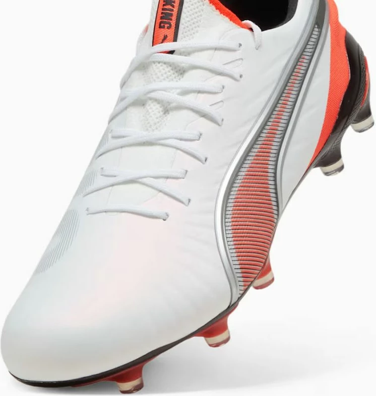 Atlete futbolli Puma për meshkuj, të bardha