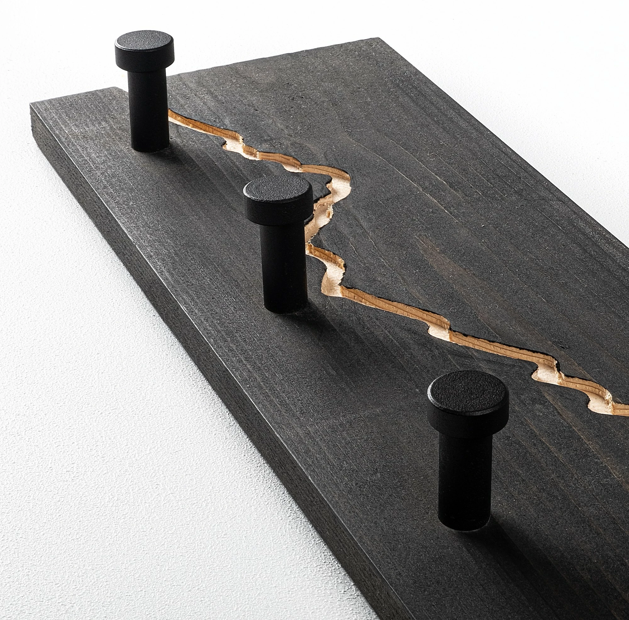 Varëse muri prej druri Wallity, Mountain 1, e zezë, 60x14x5cm