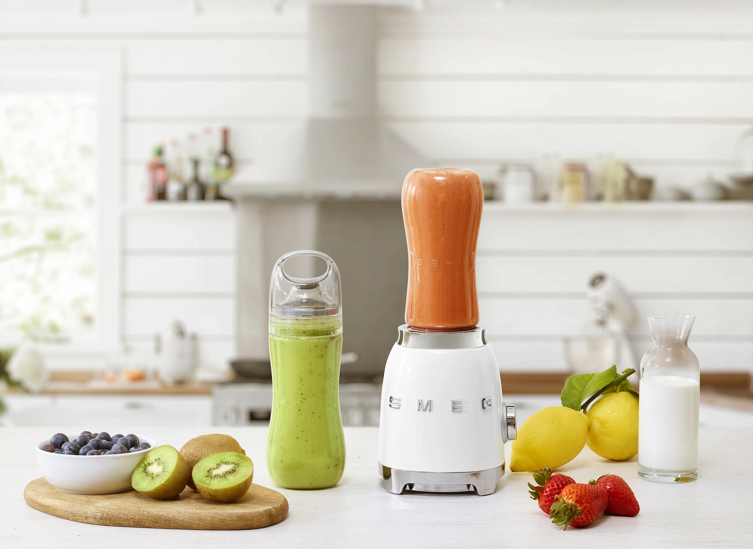 Blender personal Smeg PBF01WHEU, çelik inox, me 2 shishe, i bardhë