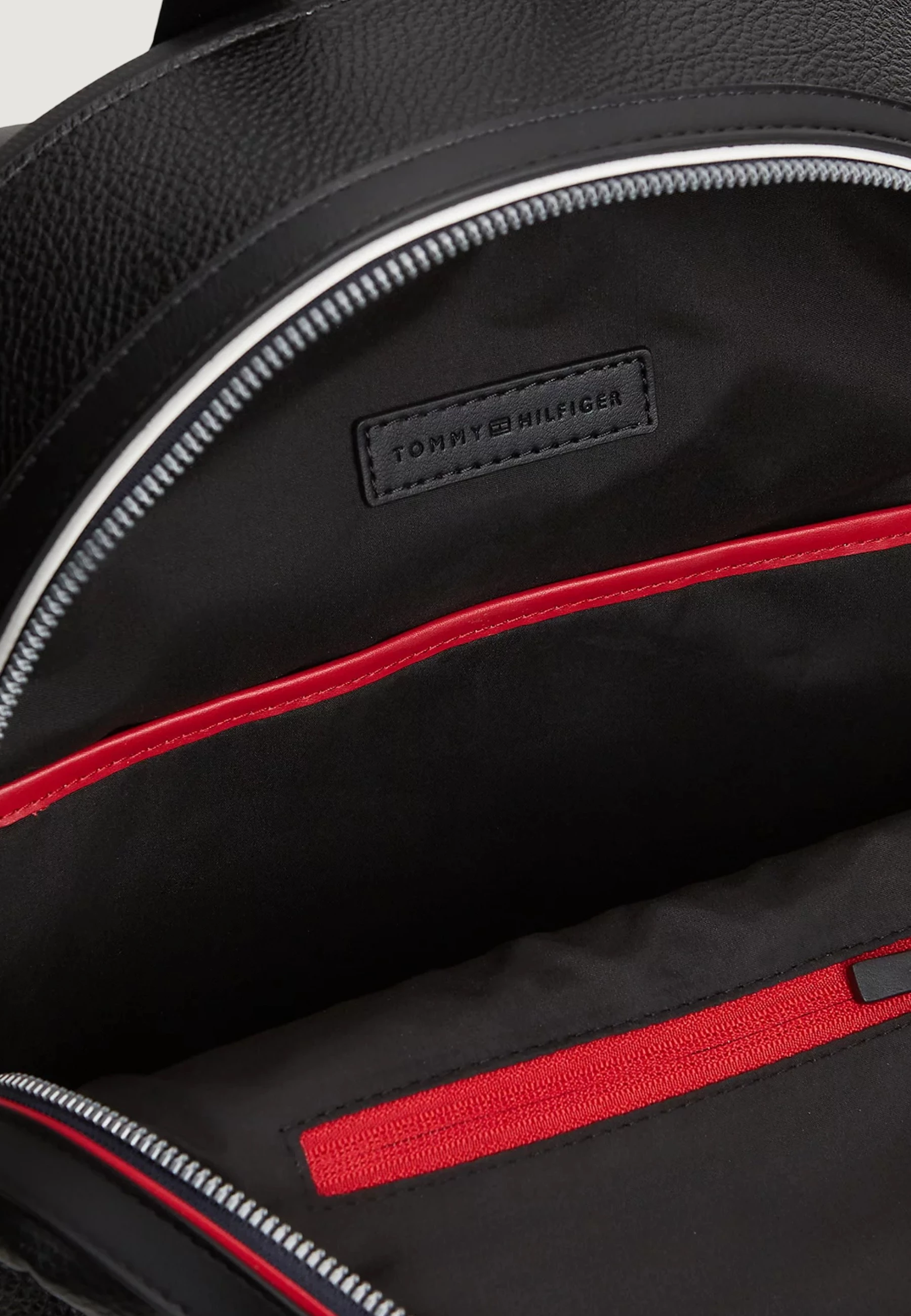 Çantë shpine Tommy Hilfiger TH Central Dome AM0AM14686, e zezë