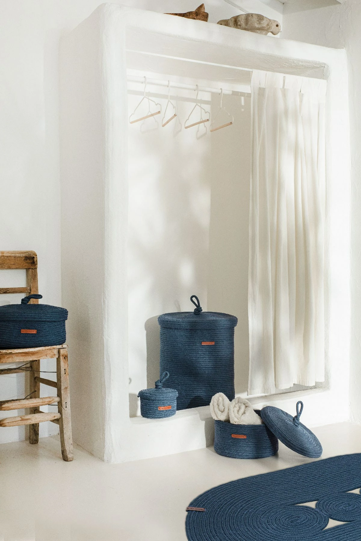 Kuti dekorative, ngjyrë blu e errët, Aberto Design, 36x50x45cm