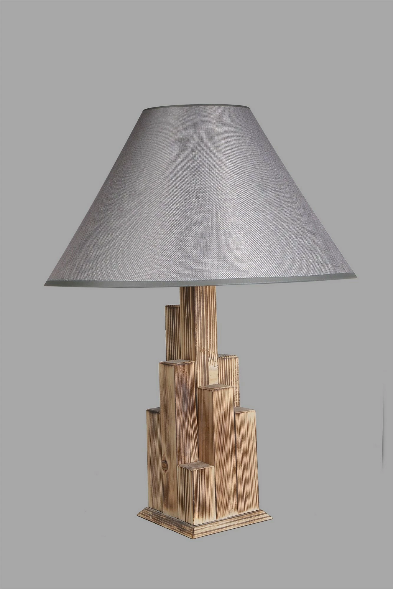 Llambë tavoline Opviq, trup druri, abazhuri gri, Kule Yanık Ahşap Pramit Hasır