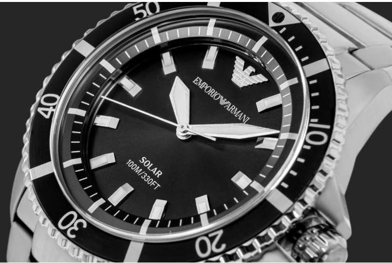 Orë dore meshkujsh Emporio Armani World Explorer AR11787, e zezë/argjendtë, set me kuti