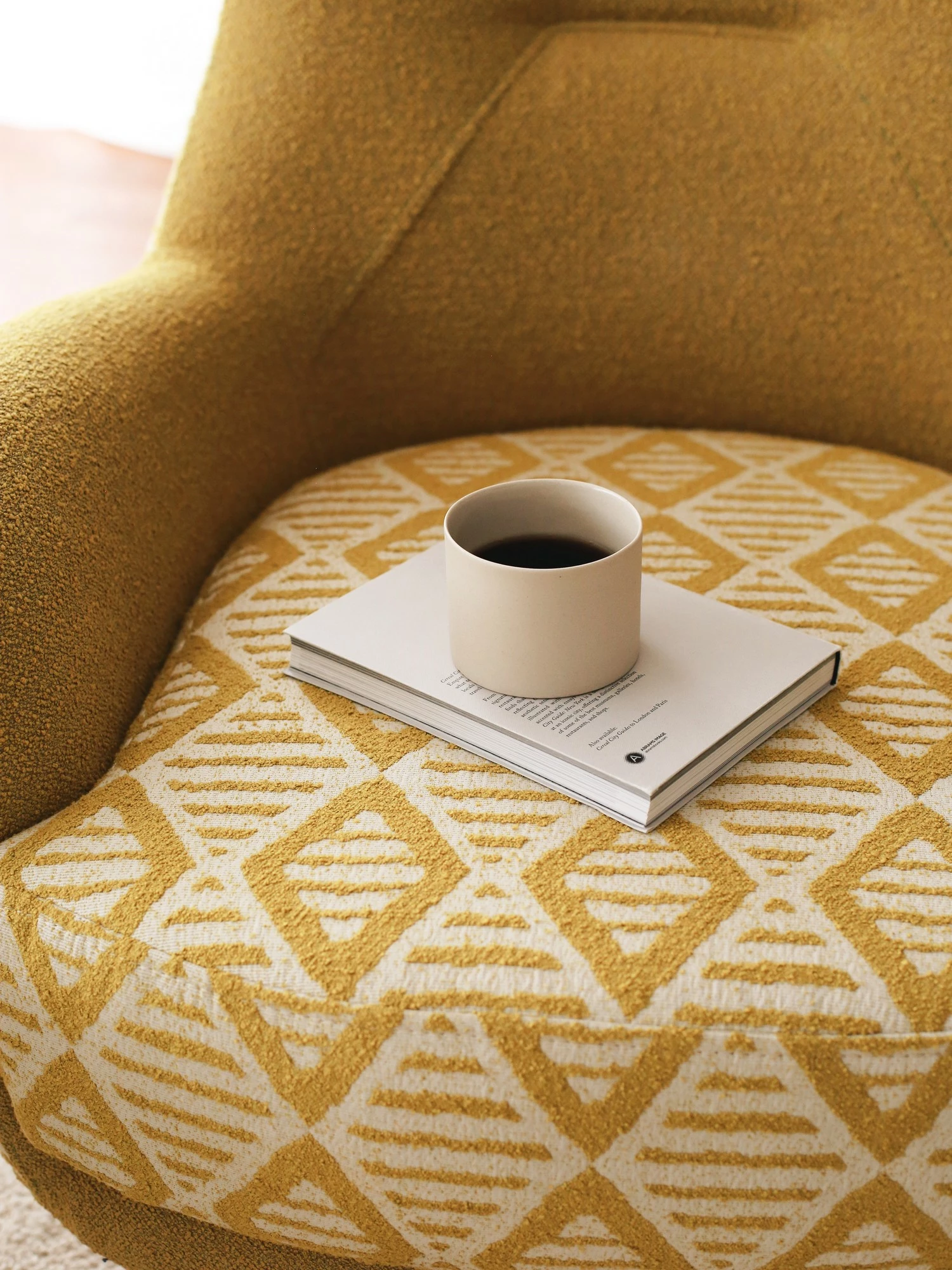 Karrige krahu Atelier del Sofa, Aztek, e verdhë