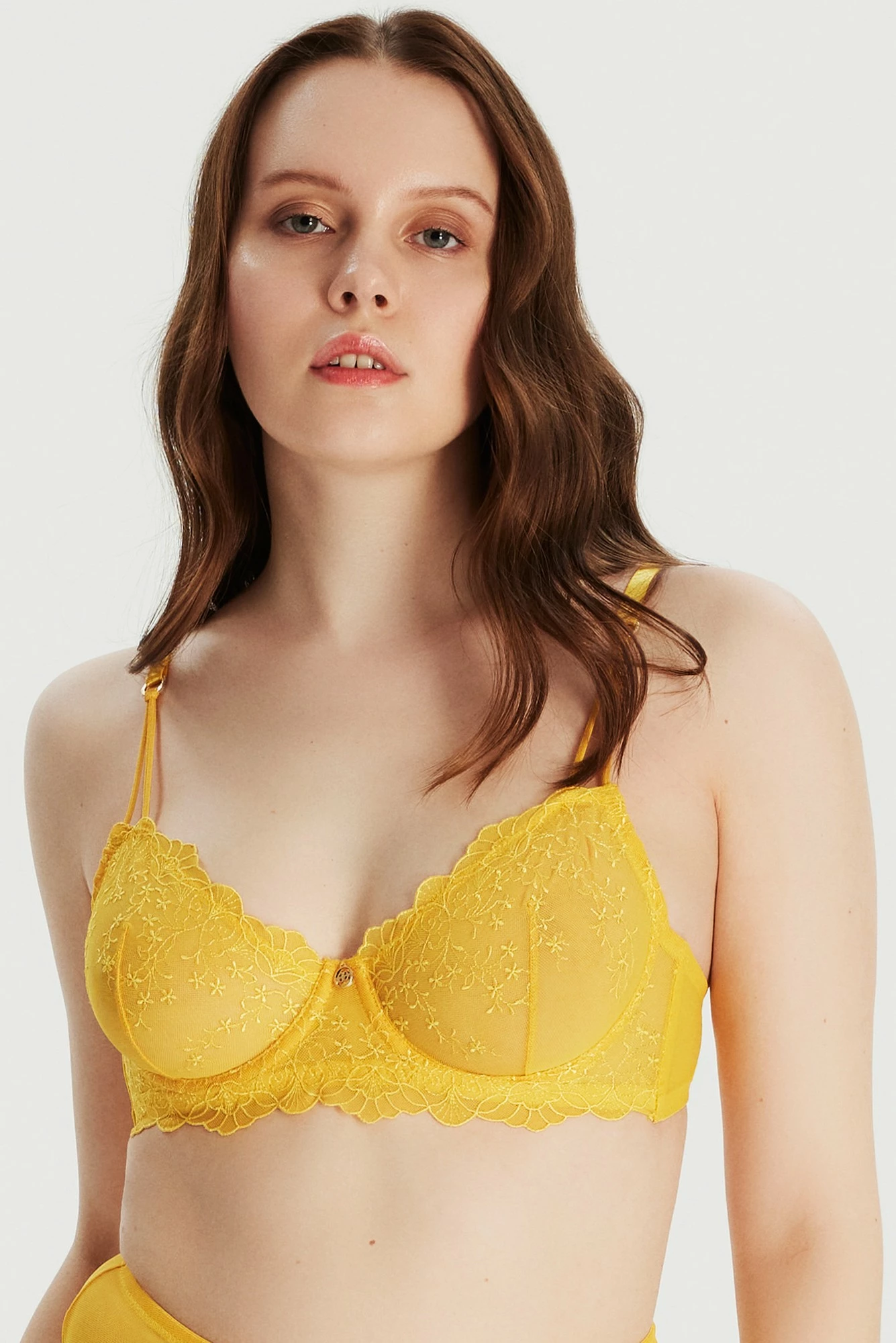 Sytjena i verdhë me lule të qëndisura, Jumeon