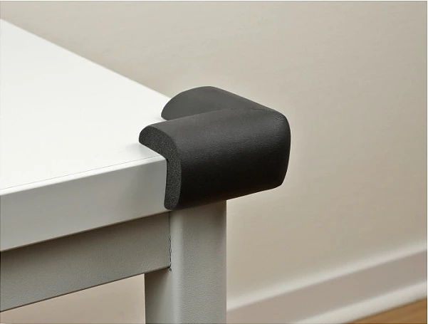 Mbrojtës këndi DeLOCK, vetëngjitës PVC 56 x 56 x 33 mm, i zi