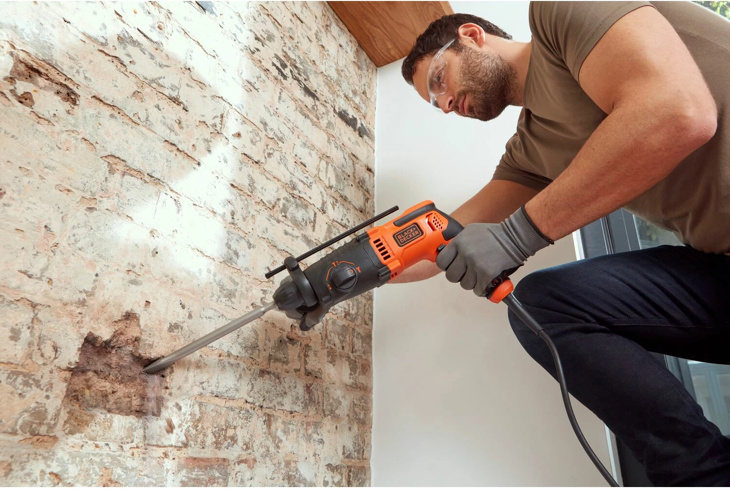 Çekiç shpues elektropneumatik Black&Decker BEHS01K 650W SDS Plus, set me valixhe, e zezë