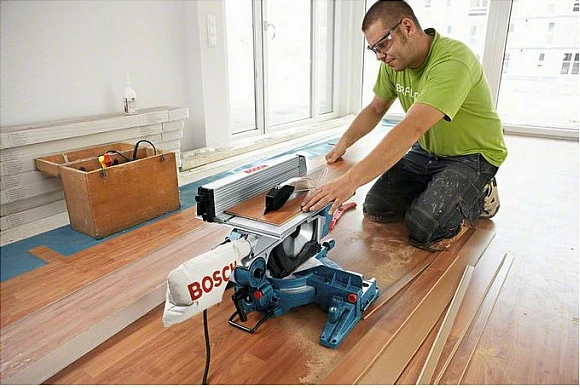 Sharrë kombinim Bosch GTM 12 JL me tavolinë pune GTA 2600, 1800 W, disk 305 mm, blu/argjendtë