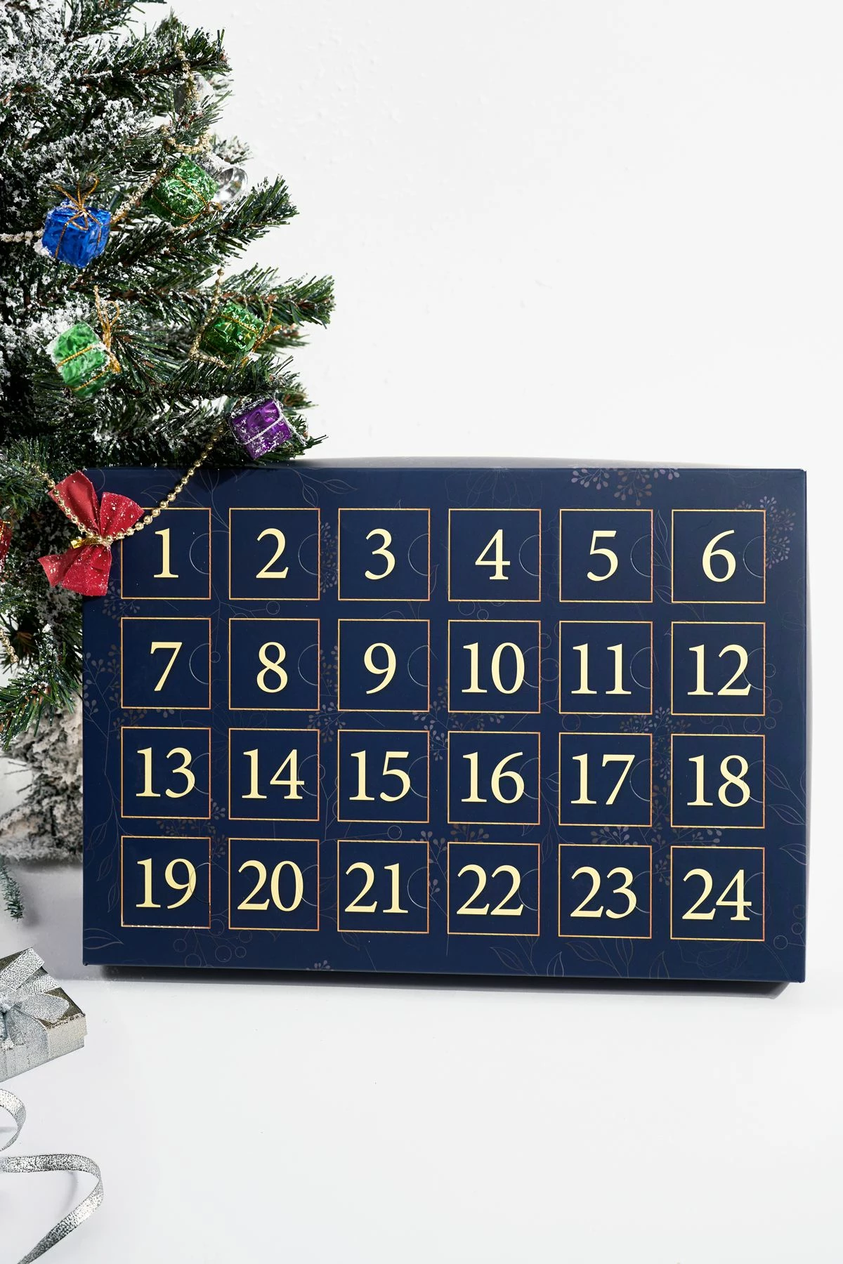 Kalendar advenit Elika Silver, përzierje bizhuterish, ngjyrë argjendi dhe ari, 24 copë