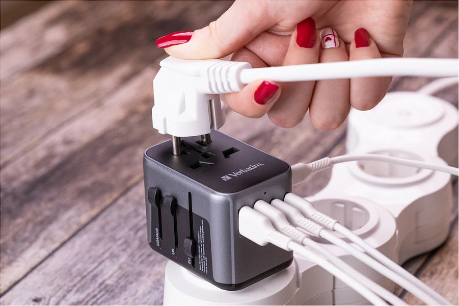 Adapter universal udhëtimi Verbatim UTA-03, 2x USB-A, 3x USB-C, 2500W, i zi
