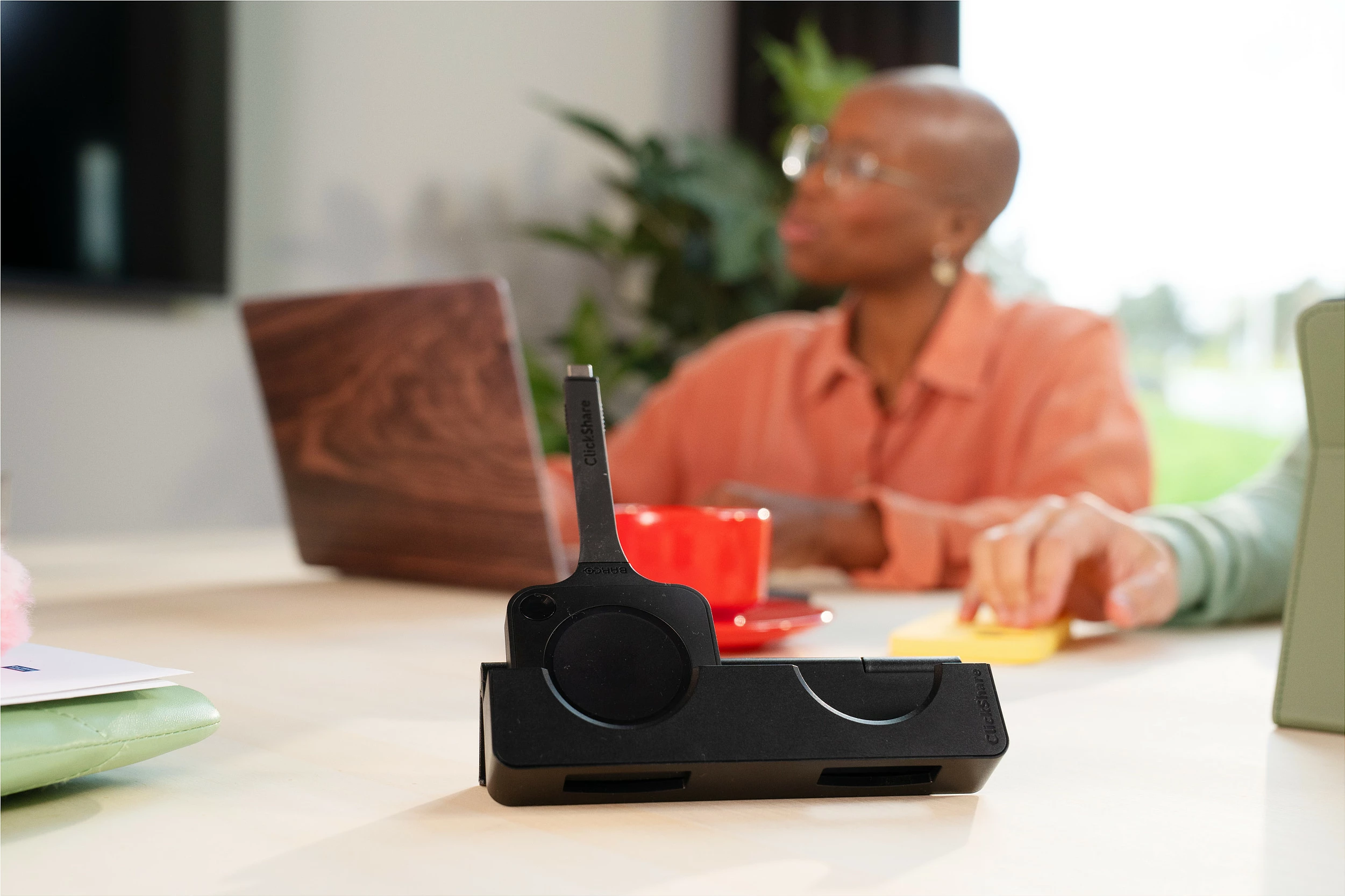 Sistem videokonference BARCO ClickShare Hub Pro, 5K Ultra HD, panel me prekje 10.1", Wi‑Fi/Bluetooth, 2x HDMI