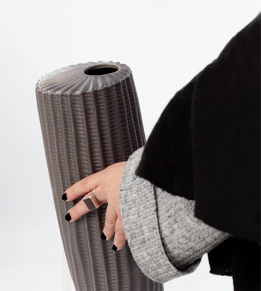 Vazo dekorative RIGE, qeramike, ngjyrë antracit mat, 12x12x36cm