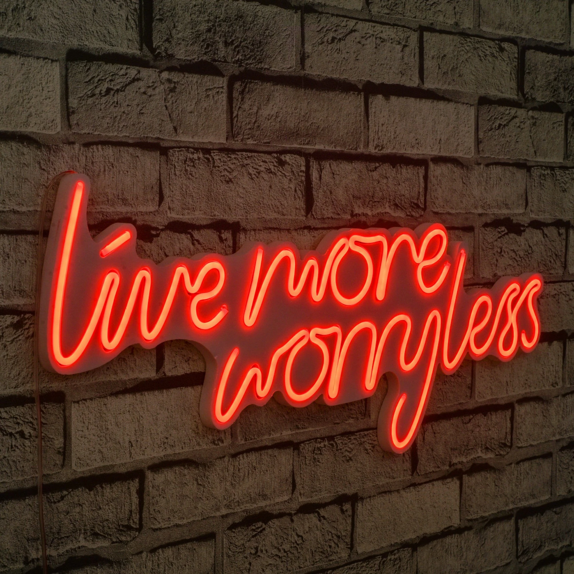 Dekor dritash LED plastike, 'Live More Worry Less', ngjyrë e kuqe