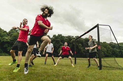 Portë futbolli Hudora Pro Tect 240, 240x160x85 cm, me mbrojtje shkumë EPE, rrjetë poliester, 6 kunja ankore, e zezë