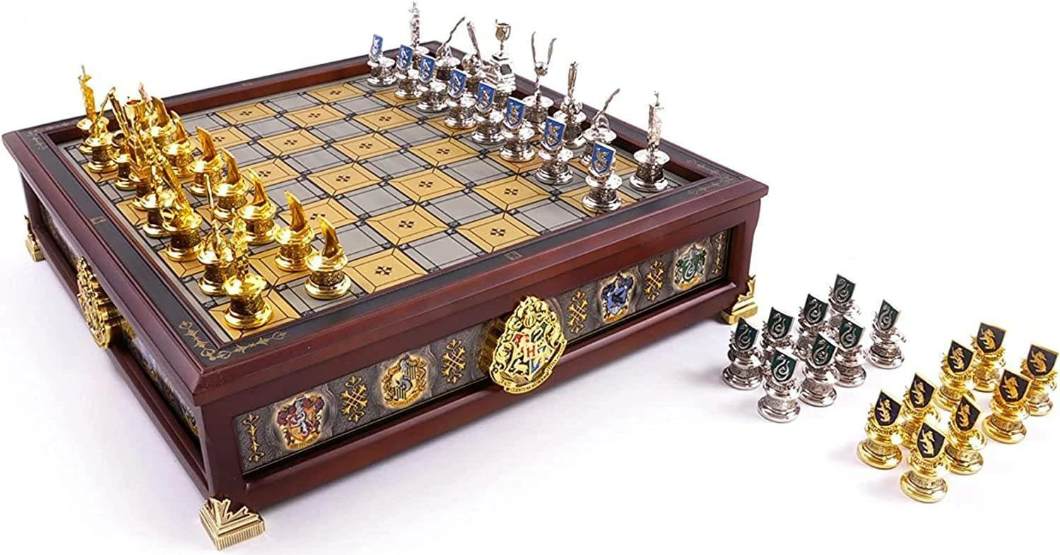 Set shahu NOBLE COLLECTION Harry Potter Quidditch Chess, 34 cm, 4 sete figurash (argjend/ari)