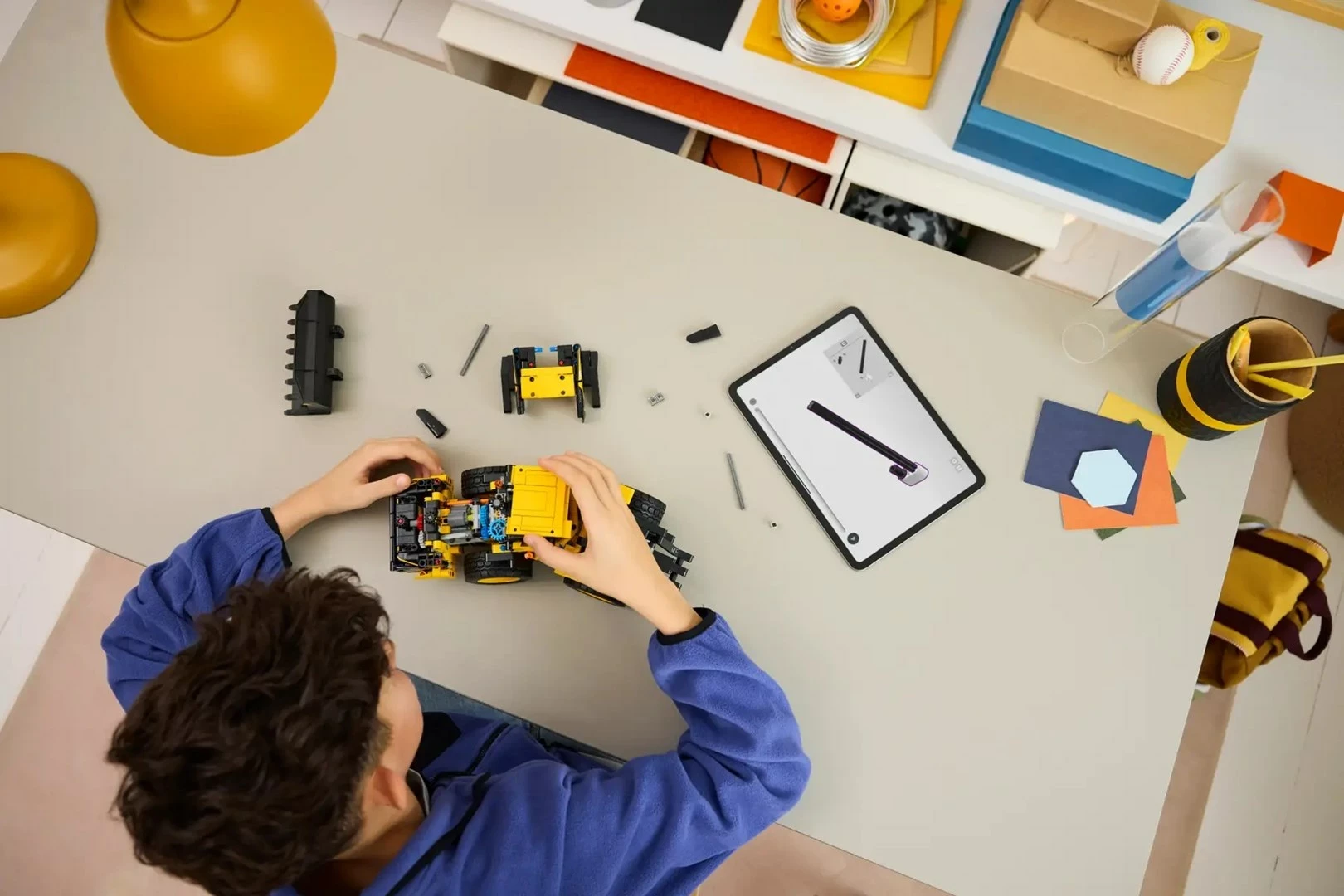 Set LEGO Technic Volvo L120 Electric Wheel Loader, 973 pjesë, për fëmijë 9+ vjeç, e verdhë/zezë