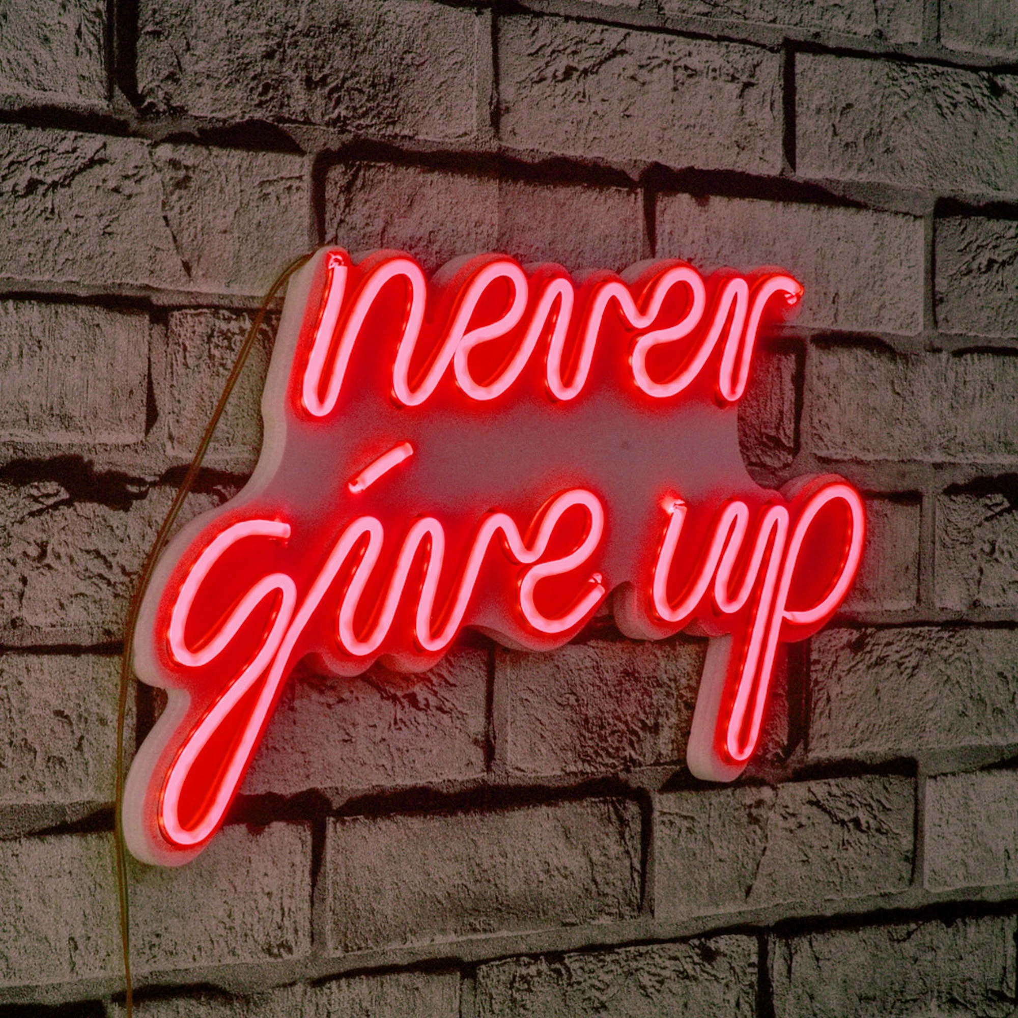 Dekor dritash LED plastike, 'never give up', ngjyrë e kuqe