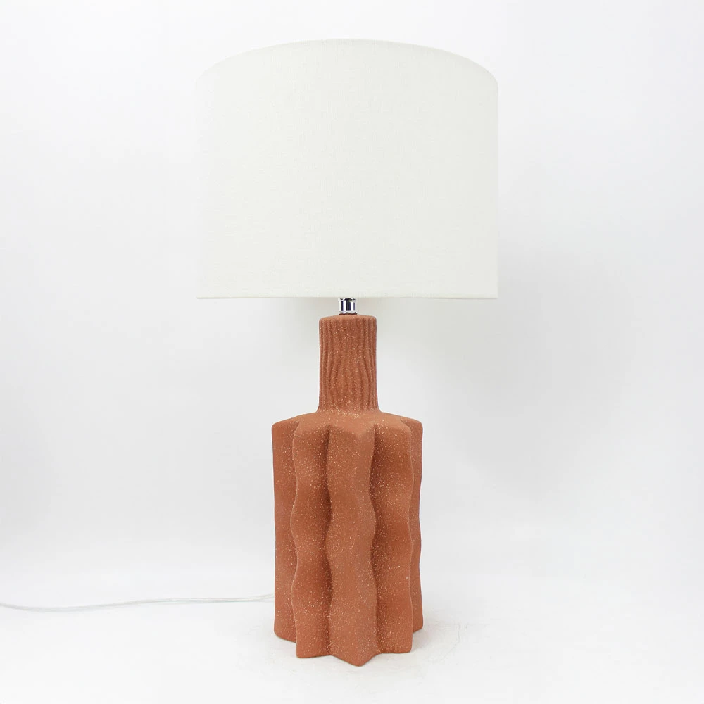 Llambë tavoline EGLI, bazë qeramike terrakote, abazhur liri i bardhë, 32x32x56cm