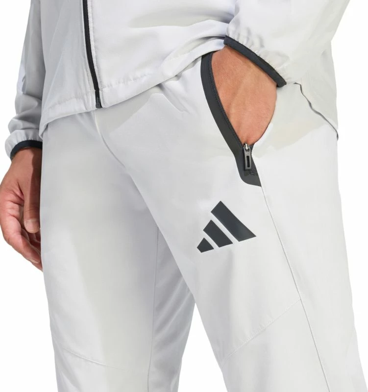 Pantallona sportive për meshkuj adidas Tiro 26 Travel, gri e çelët