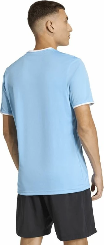 Maicë adidas, Entrada 26