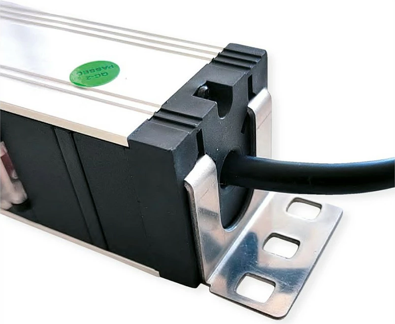 Shirit prizash rack 19" VALUE 7x Schuko, 1U, 3 m, me mbrojtje mbingarkese, alumini/zi