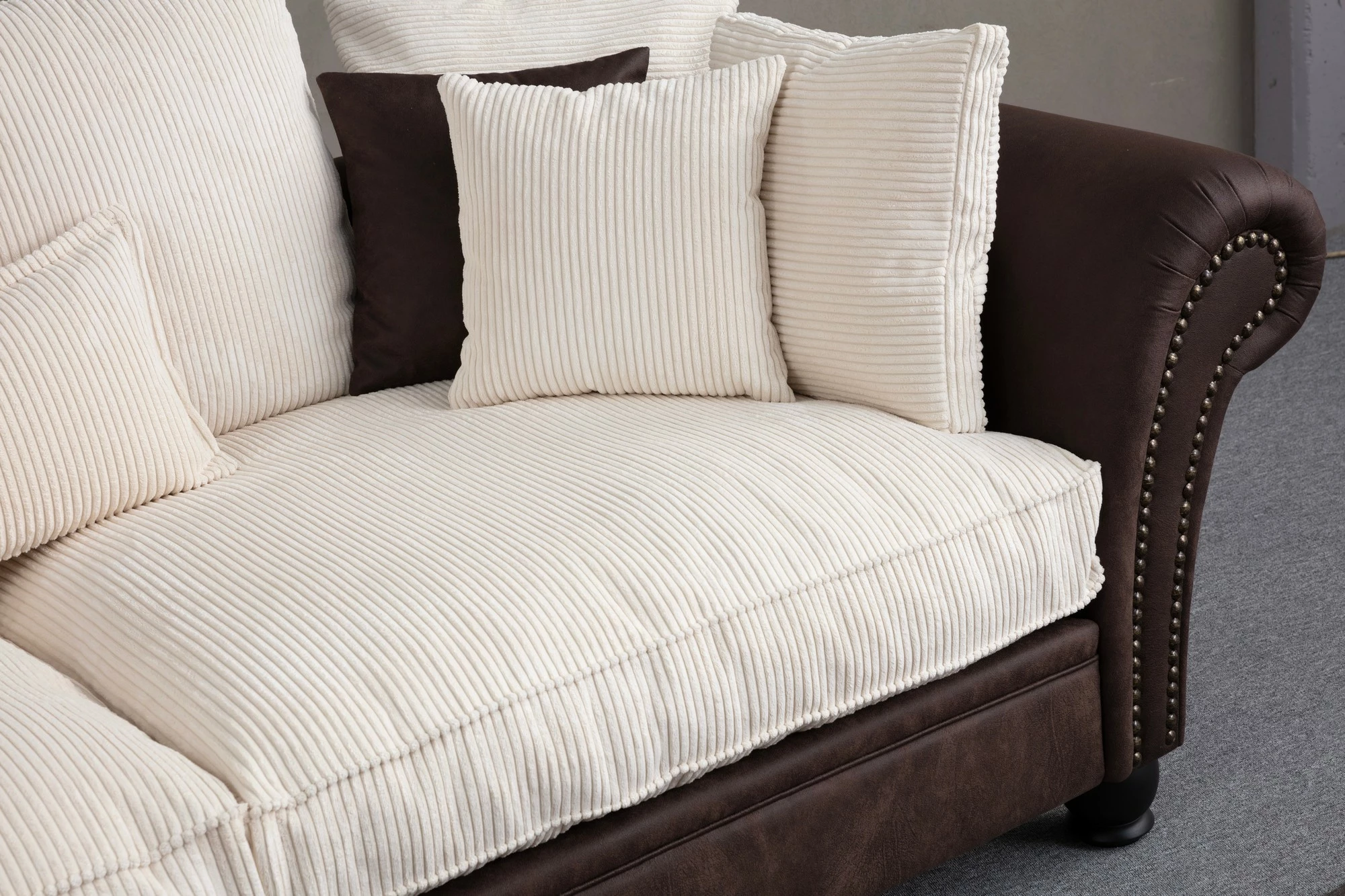 Divan treshe Atelier del Sofa, Lawrence Lounge, kafe dhe bardhë