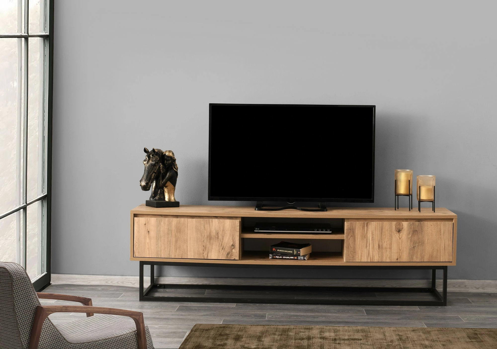 Komodë TV Hanah Home, Belinda 180, ngjyrë e zezë dhe pishë