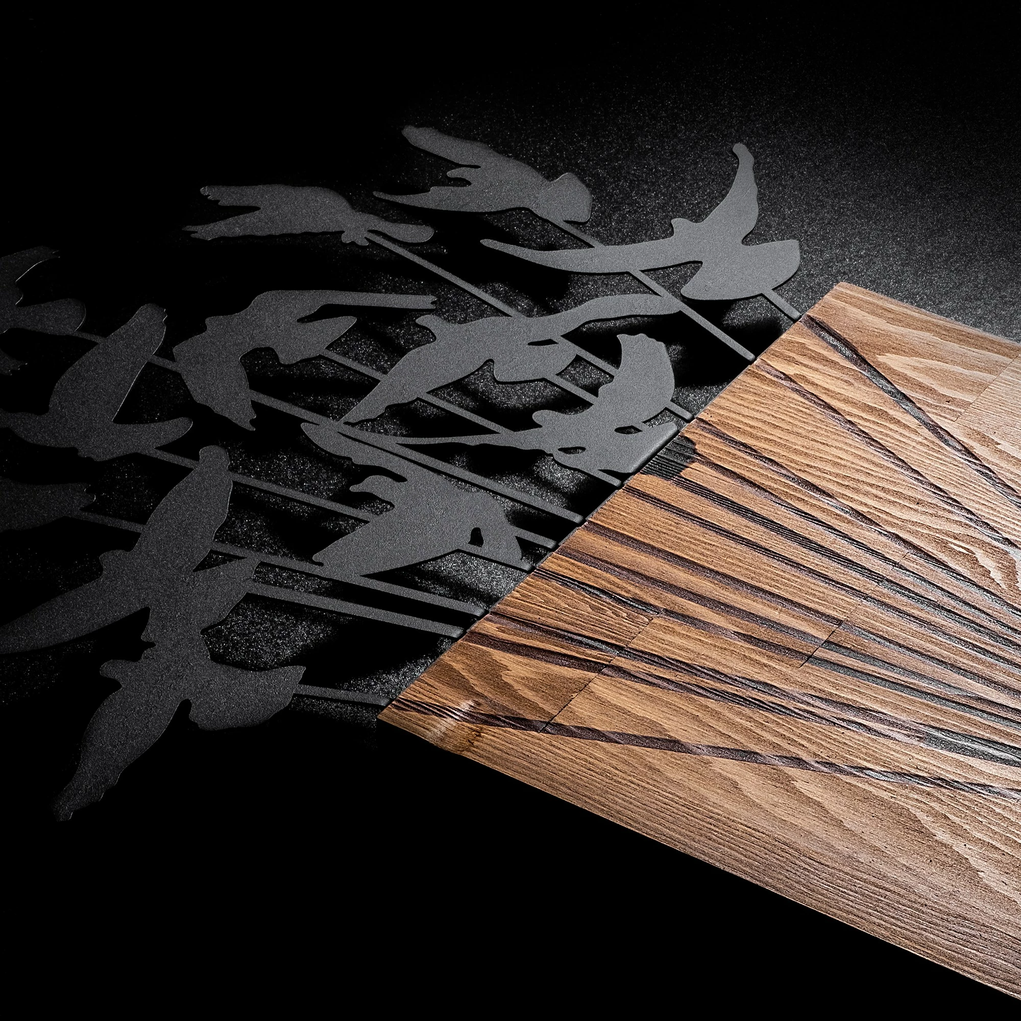 Aksesor dekorativ muri prej druri Wallity, Djaloshi fluturues 1, ngjyrë arre dhe e zezë, 45x86cm