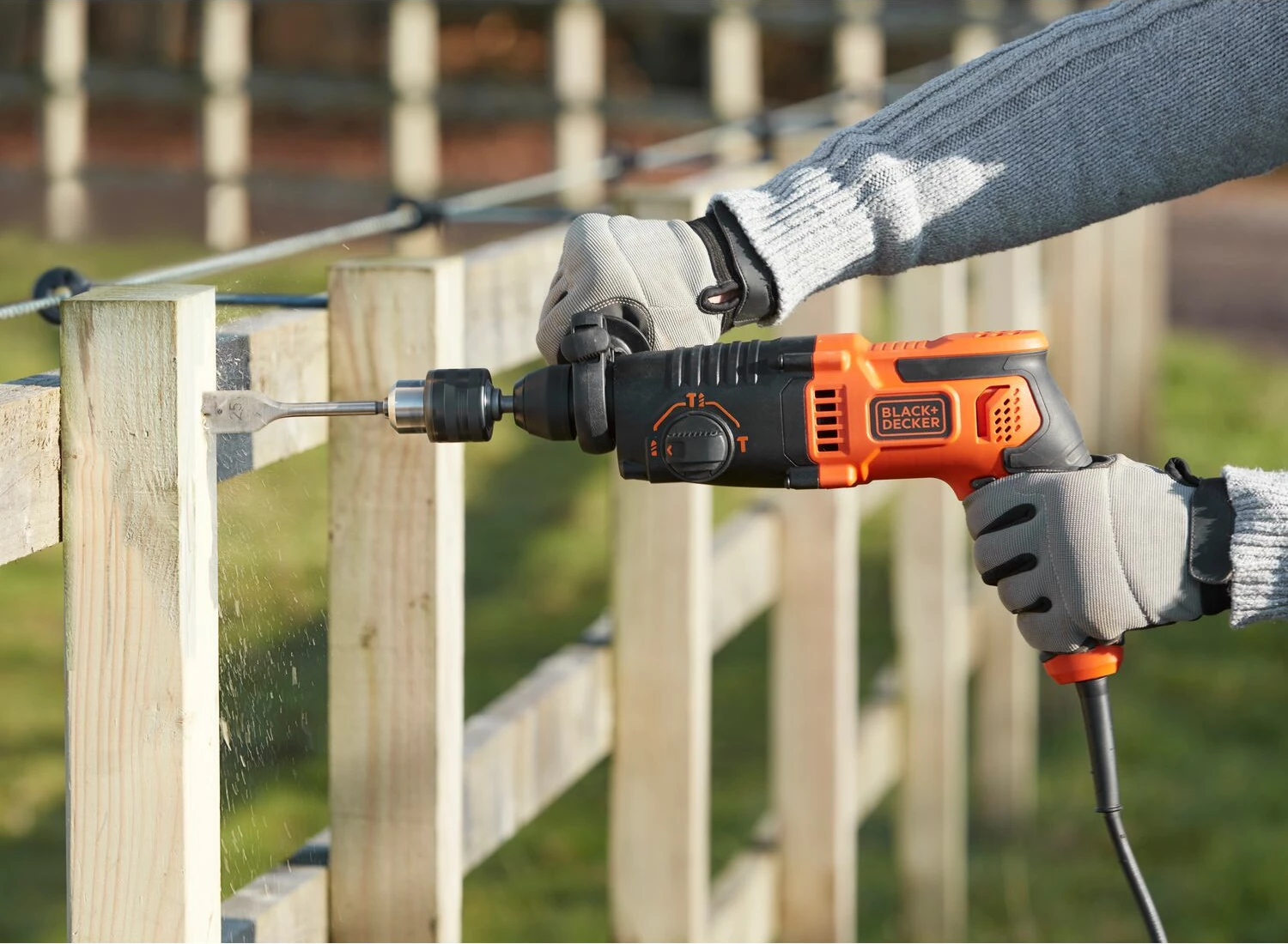 Çekiç shpues elektropneumatik Black&Decker BEHS01K 650W SDS Plus, set me valixhe, e zezë