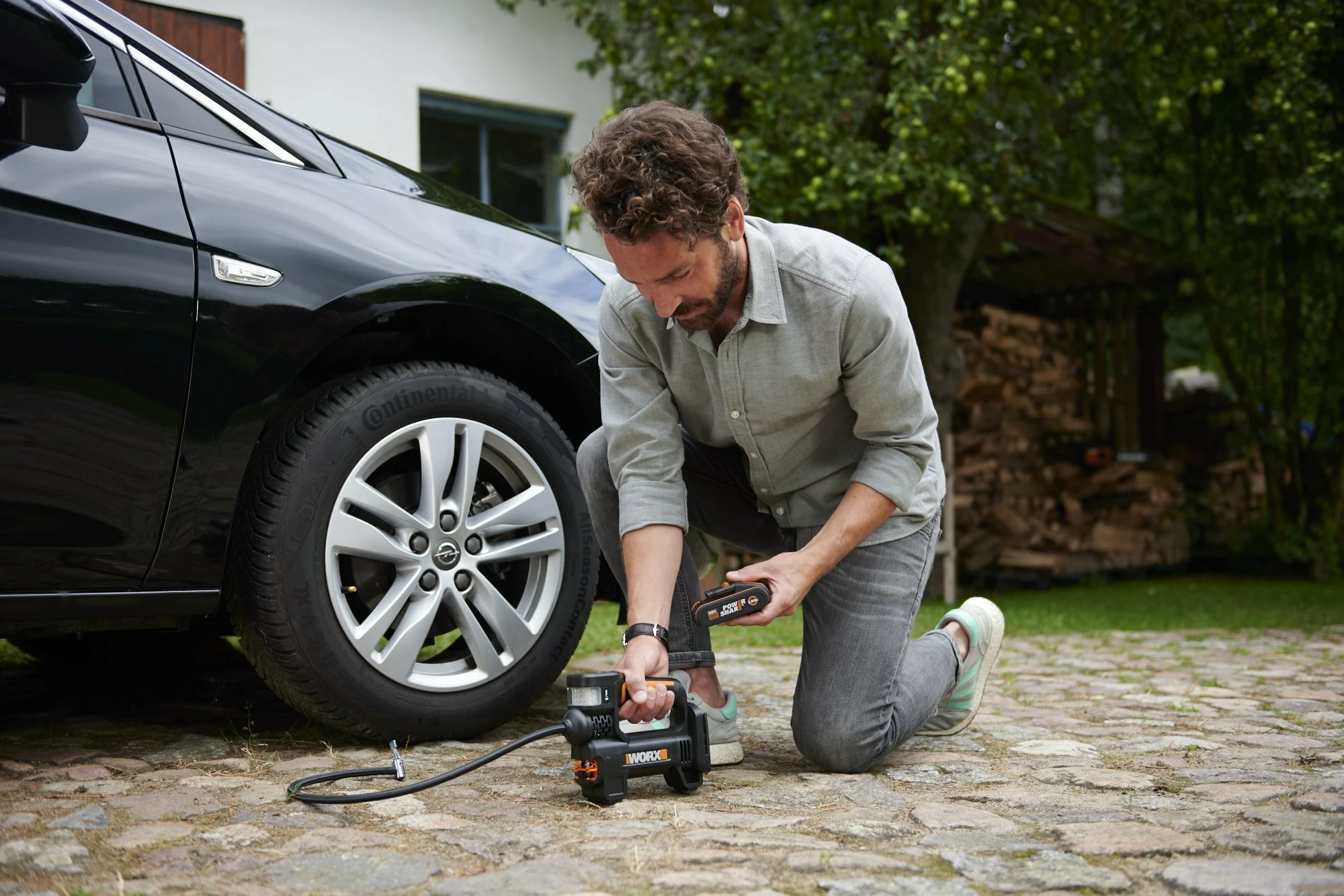 Kompresor portativ Worx WX092.9 20 V, 10 bar, ekran digjital, AutoStop, LED, pa bateri, zi/portokalli