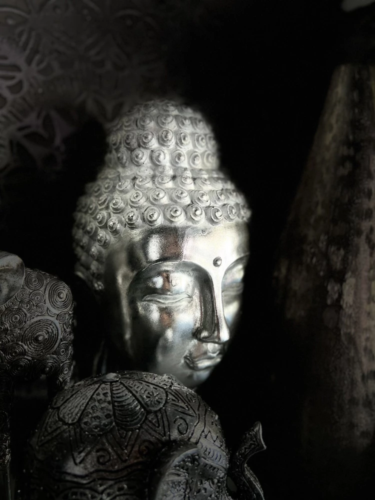 Dekor Buda, polirezine, ngjyrë argjendi, 18x19x42cm