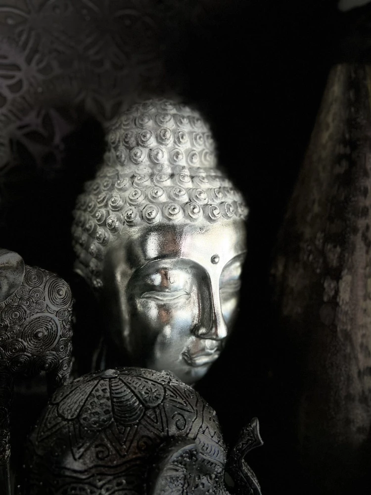Dekor Buda, polirezine, ngjyrë argjendi, 18x19x42cm