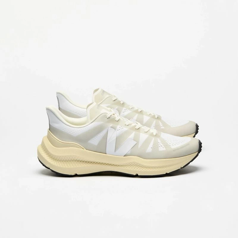 Atlete vrapimi për meshkuj Veja, të bardha