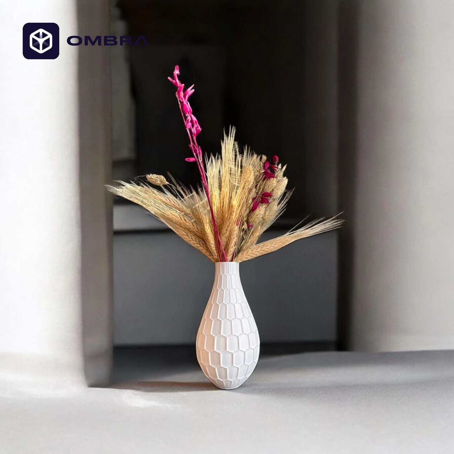 Vazo dekorative me strukturë gjeometrike, e bardhë