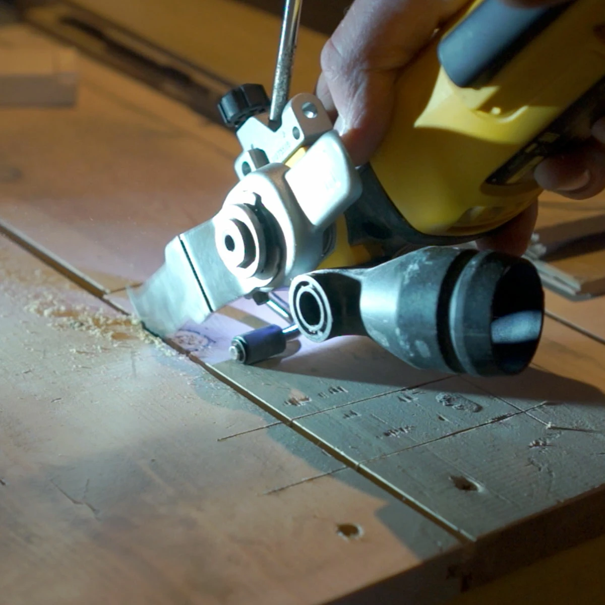 Mjet multifunksional oscilues DeWalt DWE315KT, 300 W, me valixhe dhe set aksesorësh, e verdhë/zezë