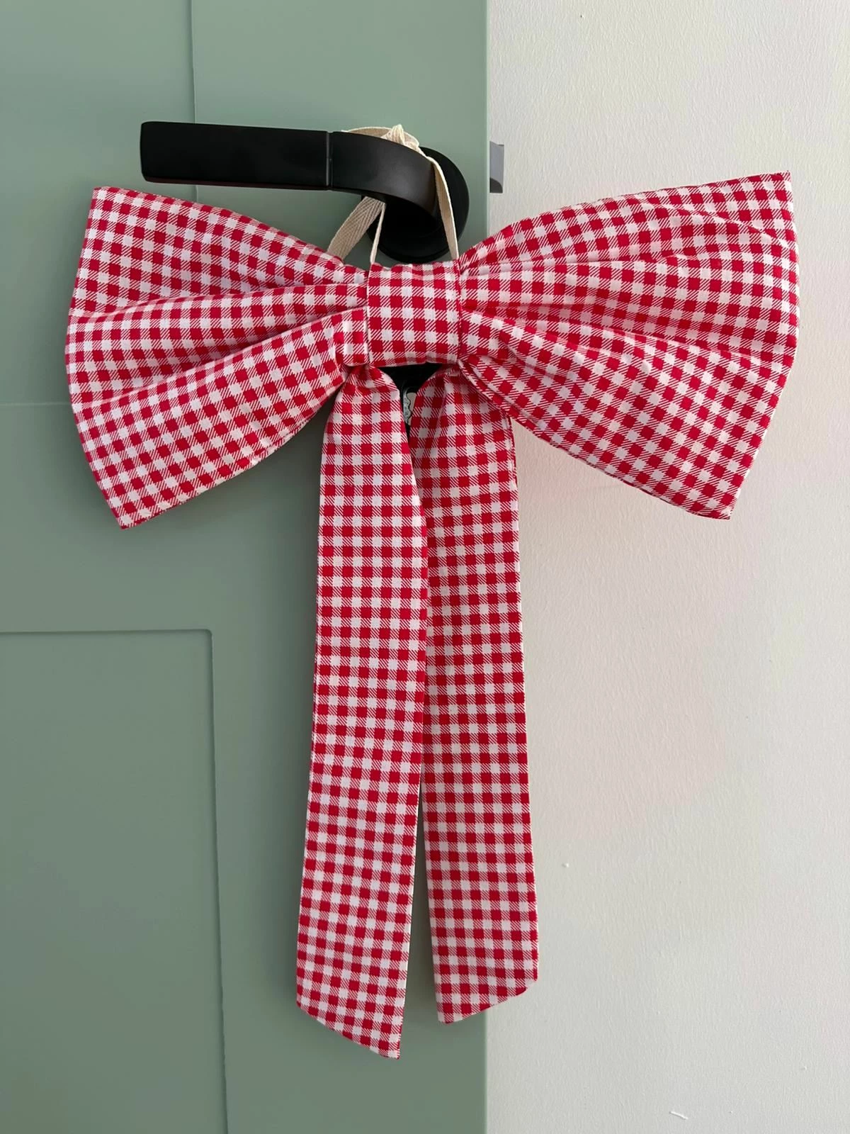 Dekor për derë, Evila Originals, Door Bow-10, e kuqe dhe e bardhë