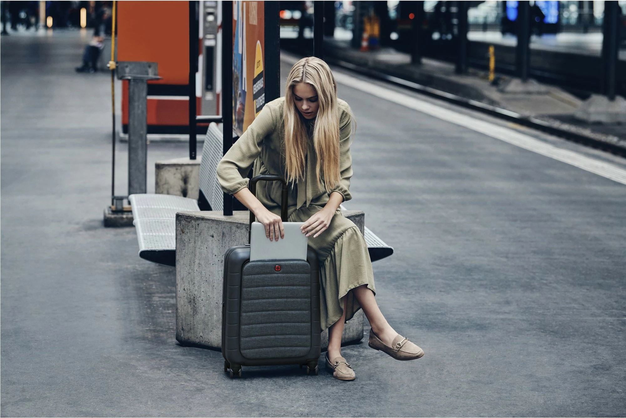 Kasë udhëtimi Wenger Syntry Carry-On me ndarje për laptop, e zezë/gri