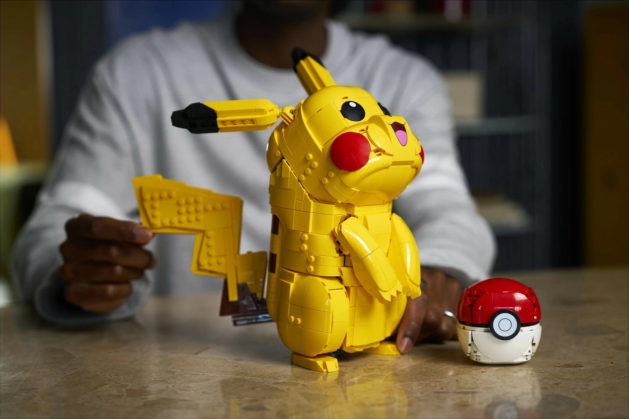 Set ndërtimi LEGO Pokémon Pikachu dhe Poké Ball 72152, 2050 copë, multikolor