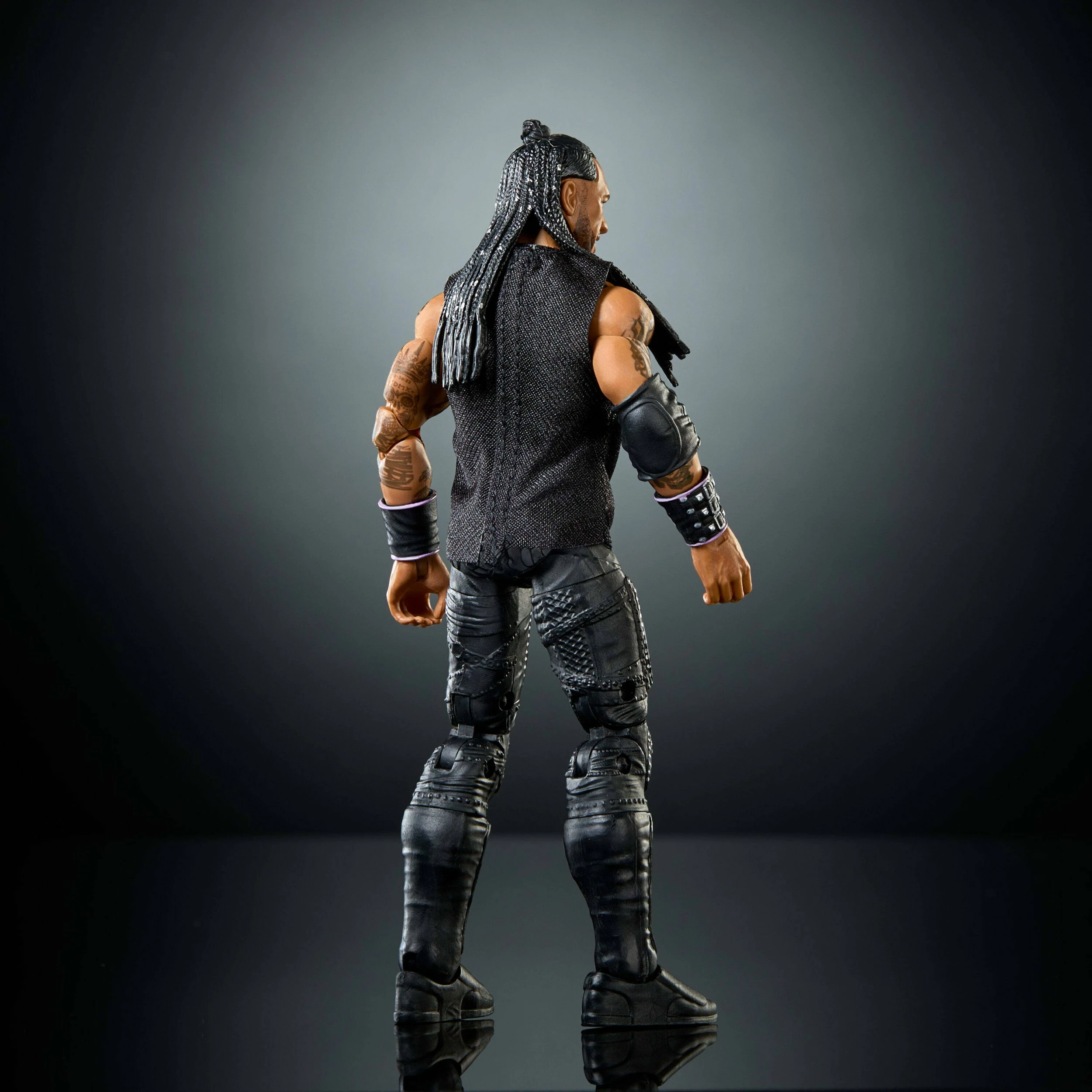 Figurë aksioni Mattel WWE Elite Damian Priest JHT53 15 cm me 25 pika artikulimi, duar të ndërrueshme dhe aksesorë, e zezë