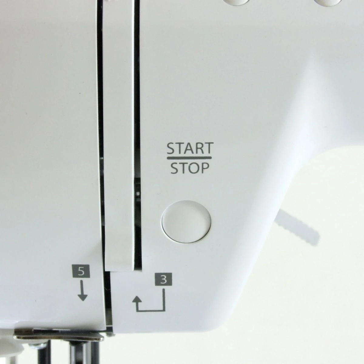 Makinë qepëse, Łucznik Malwina 2070, 63 qepje, 36 shkronja/numra, rregullim gjatësie/gjerësie, ekran elektronik, krah i lirë, e bardhë, me aksesorë