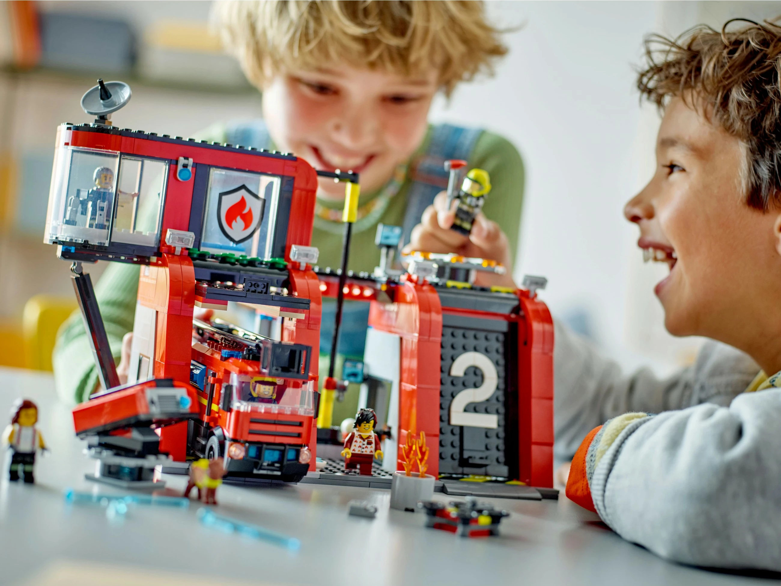 Set ndërtimi LEGO City 60414, stacion zjarri me kamion, 843 pjesë, shumëngjyrësh