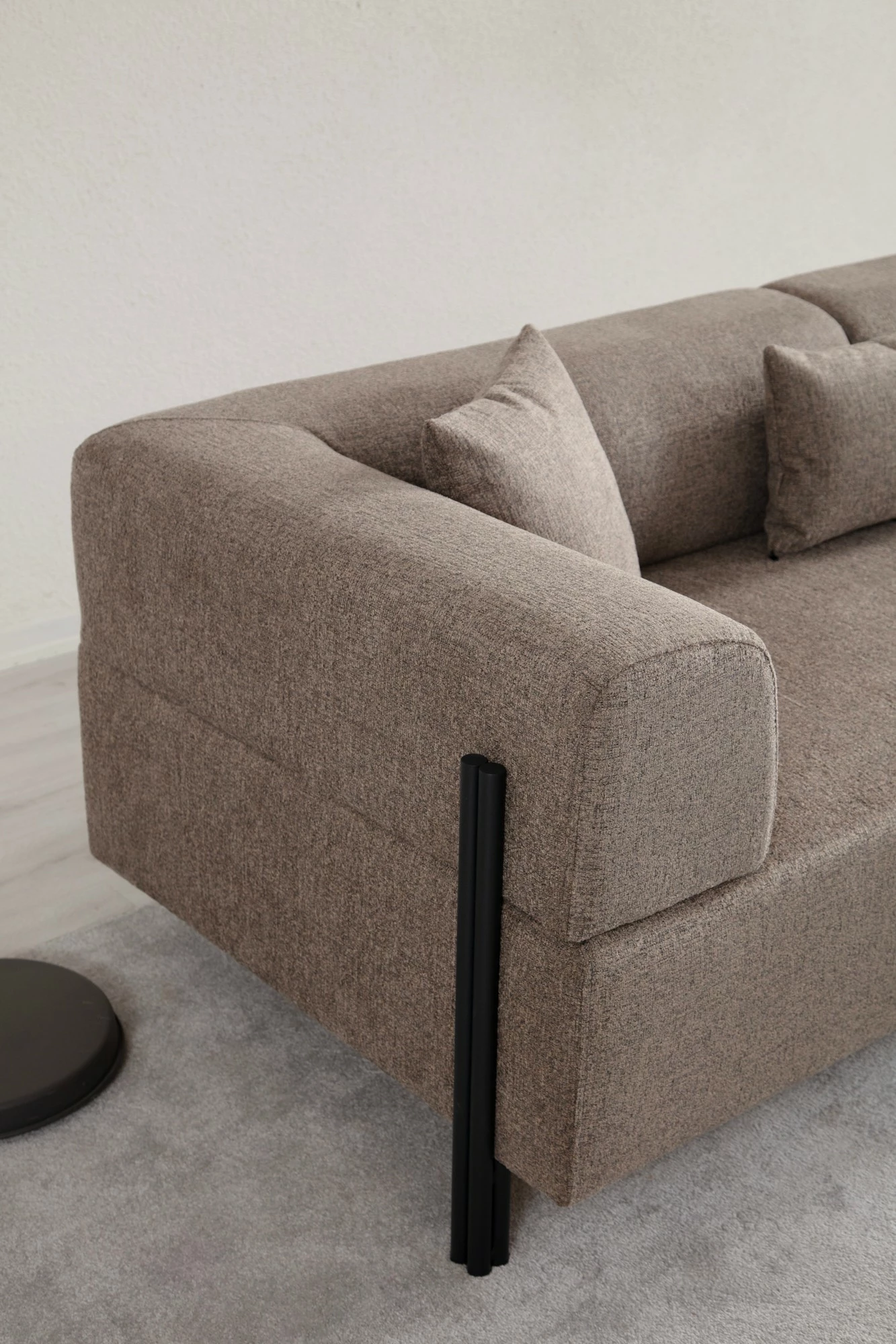 Divan treshe Gio, kafe, Atelier del Sofa
