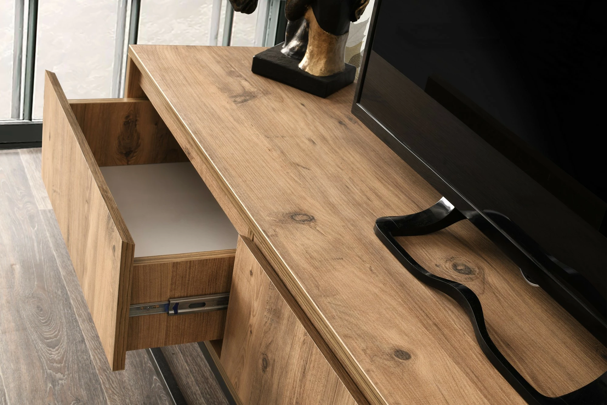 Komodë për TV, Skye Decor, Tilsim 180, ngjyrë e zezë dhe pishë