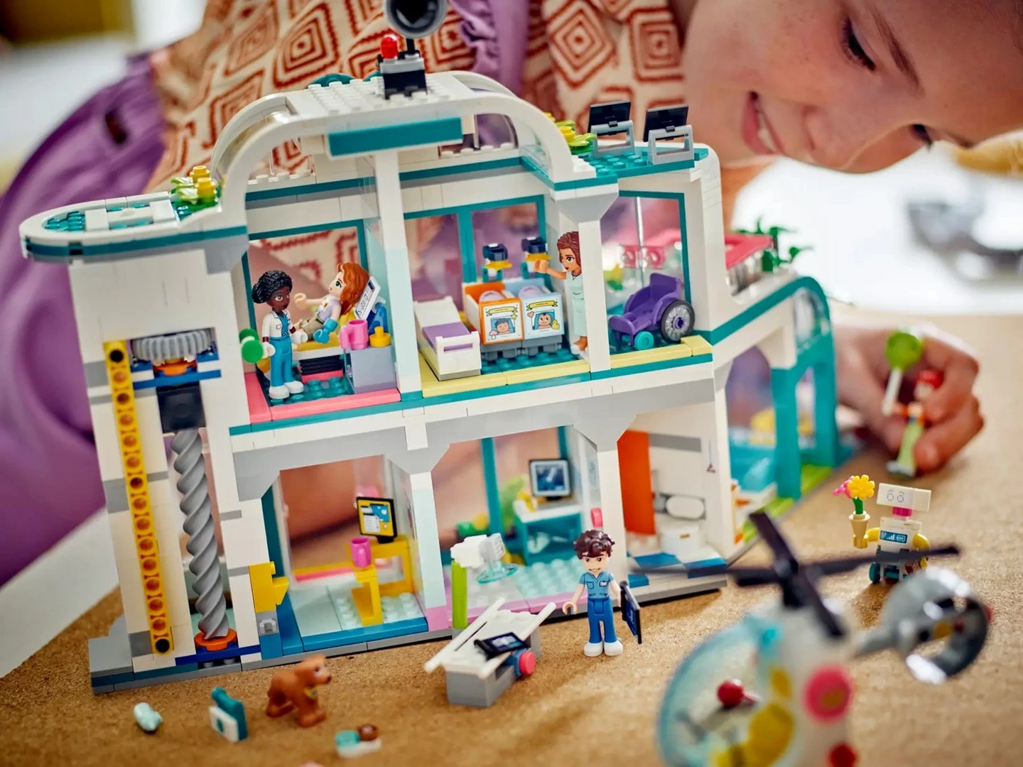 Set LEGO Friends Heartlake City Hospital 42621, 5 minifigura, për fëmijë, shumëngjyrësh