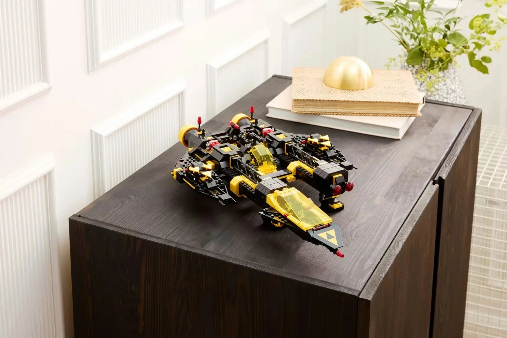 Set LEGO ICONS Blacktron Renegade 10355, 1151 pjesë, me 3 minifigura, për të rritur, zi/verdhe
