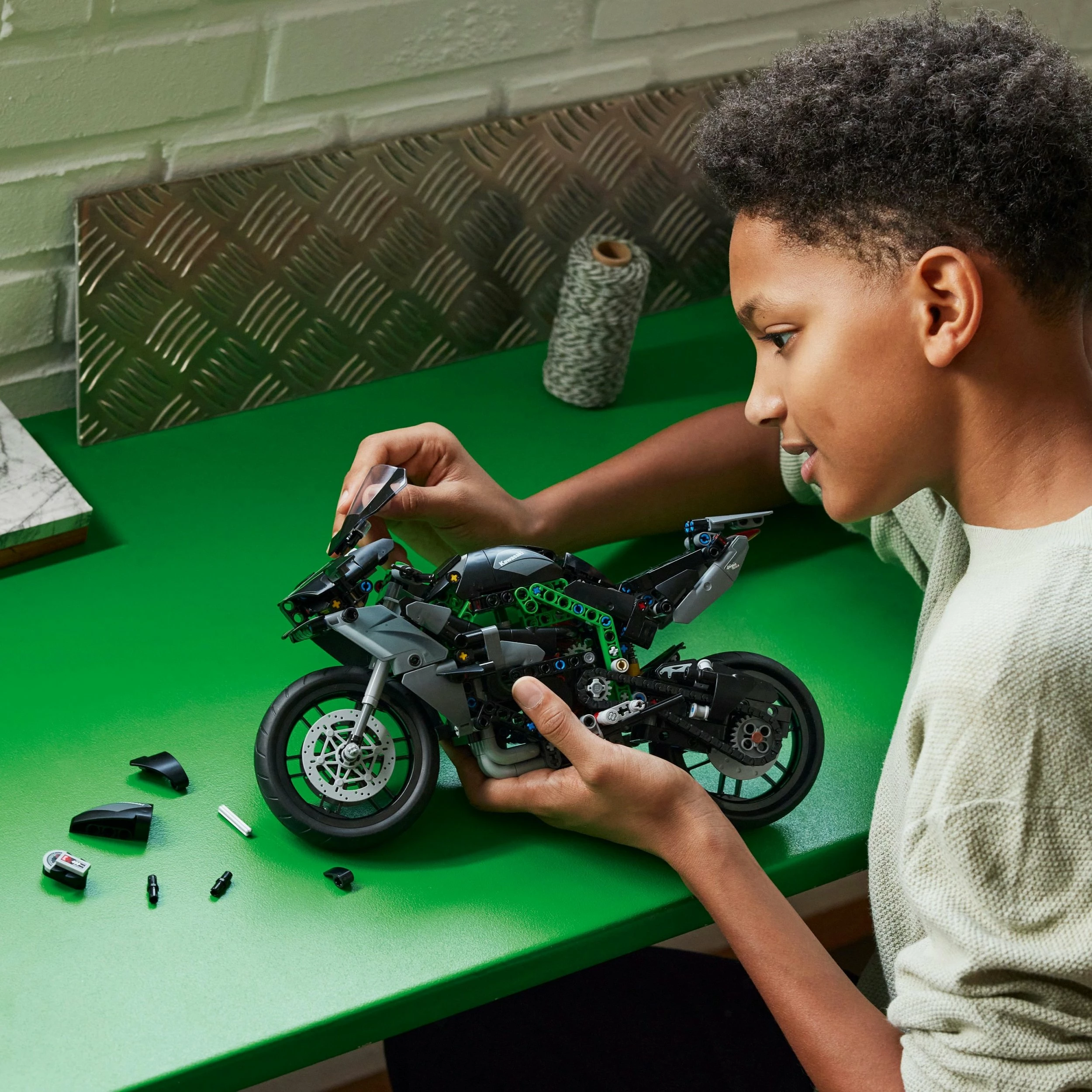 Set ndërtimi LEGO Technic Kawasaki Ninja H2R 42170, 643 copë, shkallë 1:8