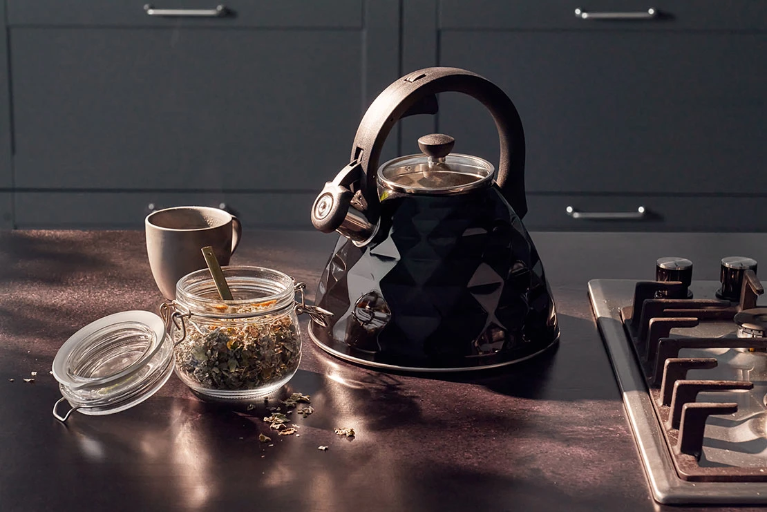 Çajnik me fishkëllimë Resto Almaaz 90610 3 L, çelik inox, për induksion, i zi