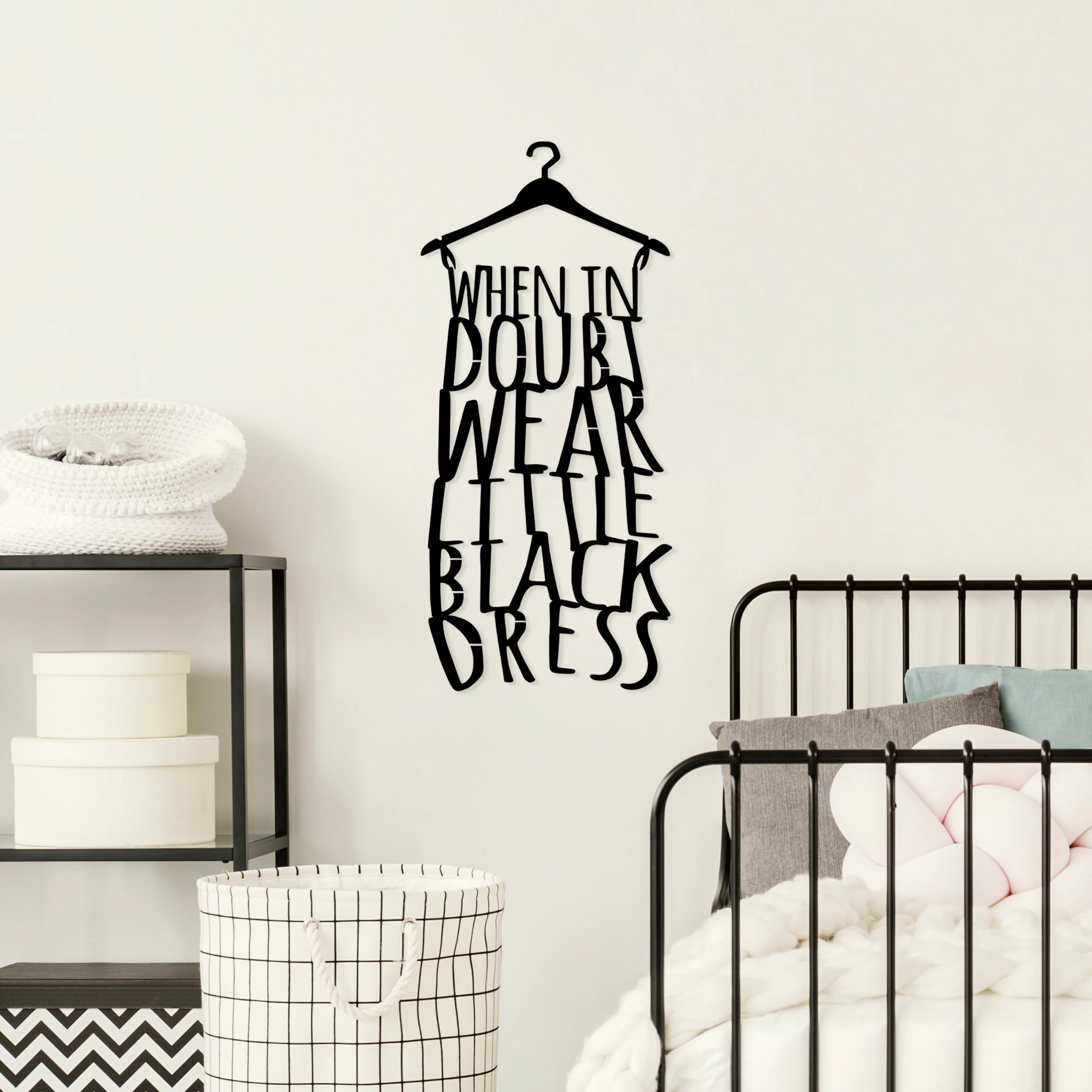 Aksesor muri dekorativ prej metali, Wallity, When In Doubt Wear Little Black Dress, ngjyrë e zezë, 32x70cm