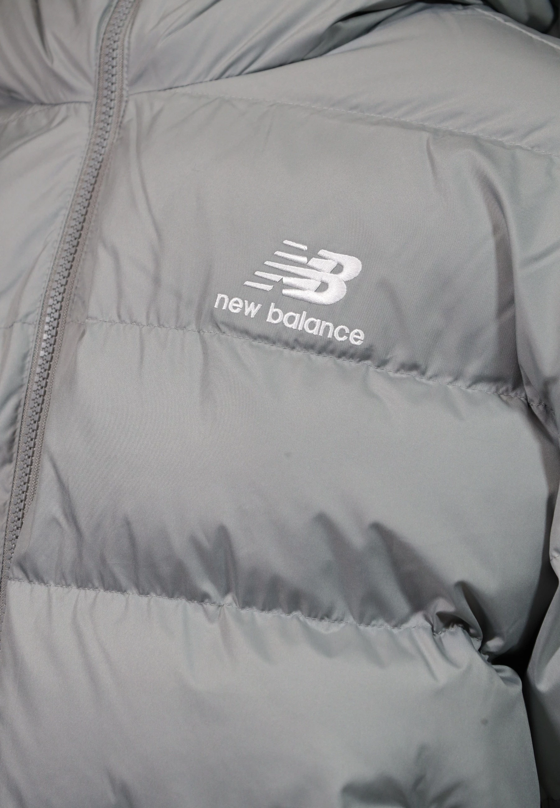 Jakne puffer për meshkuj New Balance MJ62G17OYST, gri [Madhësia: M]