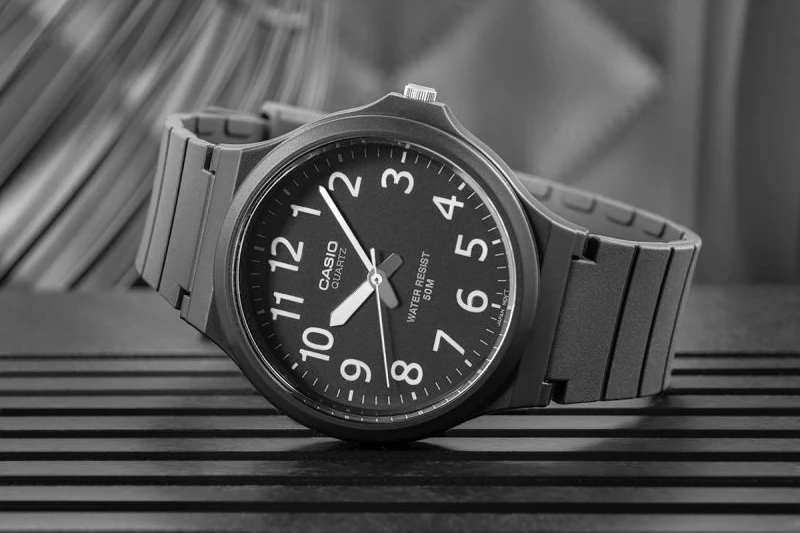 Orë dore për meshkuj Casio, e zezë